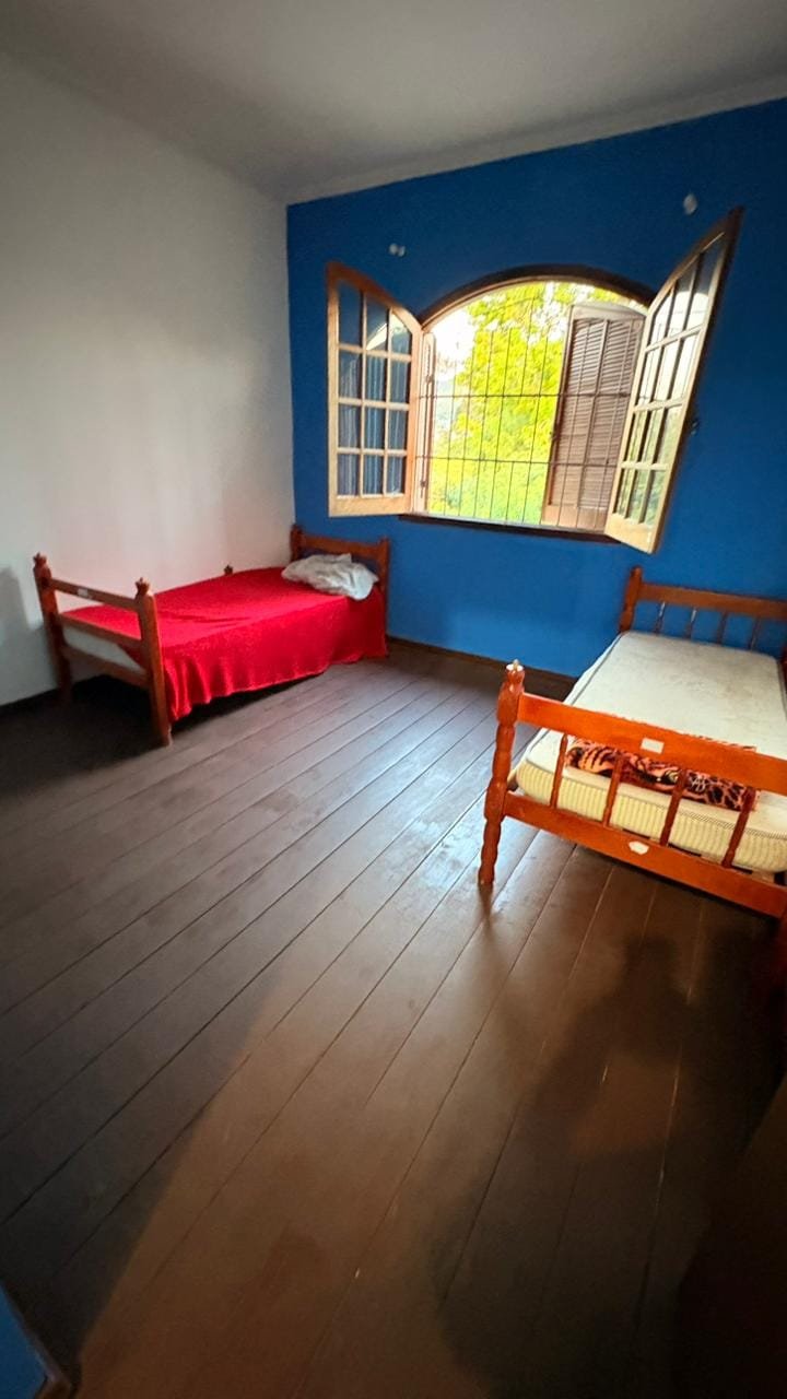 Quarto com parede azul